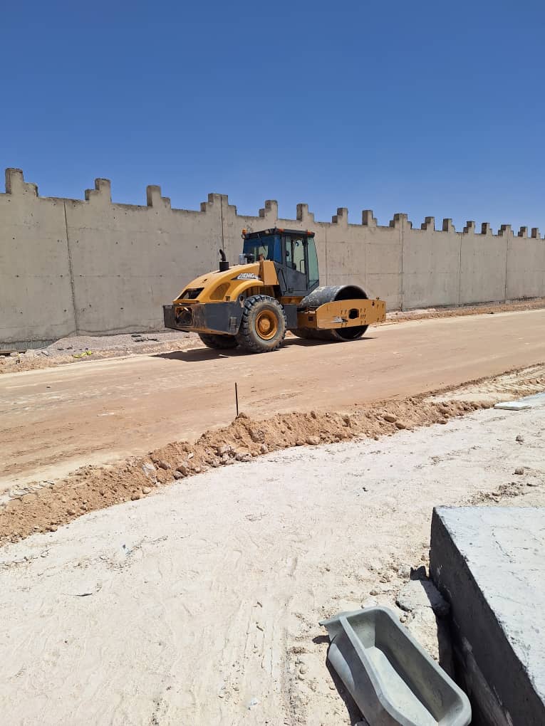 Compacteur monocylindre sur une route en construction