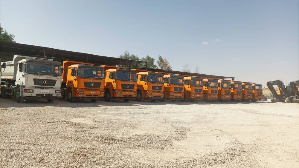 Alignement de camions-bennes Shacman orange